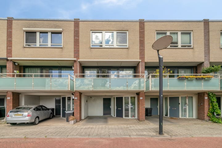 Joop den Uyllaan 110 in Schiedam foto
