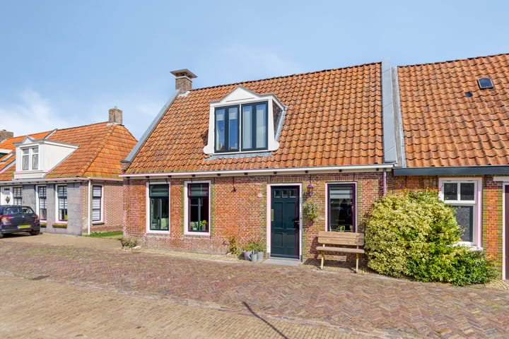 Klokstrjitte 9 in Holwert foto