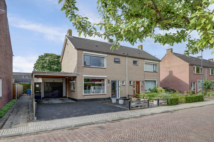 Laustraat 30 in 's-Heerenhoek foto