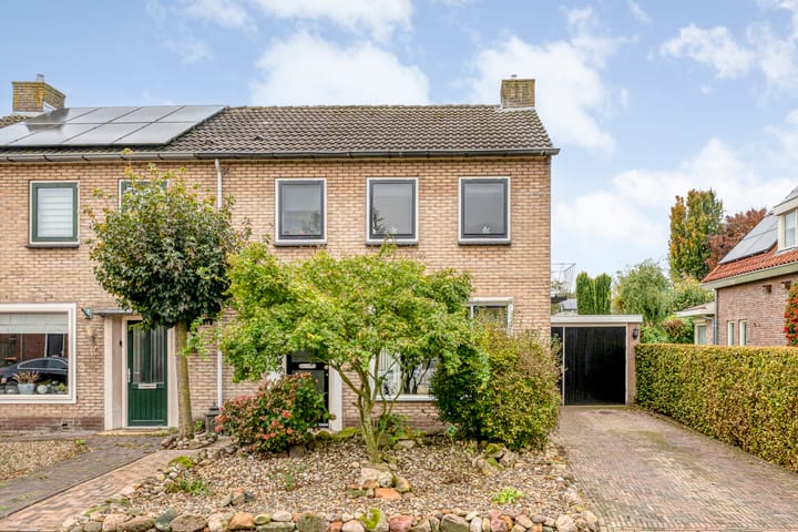 M.H. Trompstraat 15 in Wierden foto