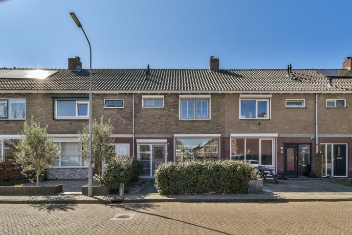 Mascagnistraat 11 in Heemskerk foto