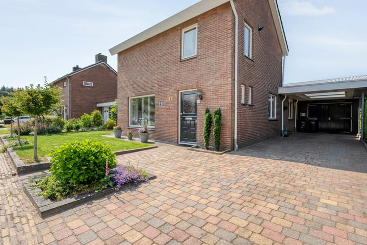 Meidoorn 15 in Emmen foto