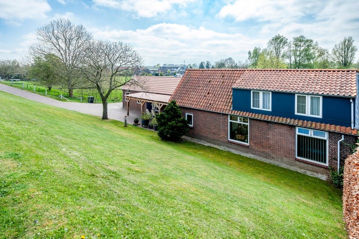 Merwededijk 23 in Woudrichem foto