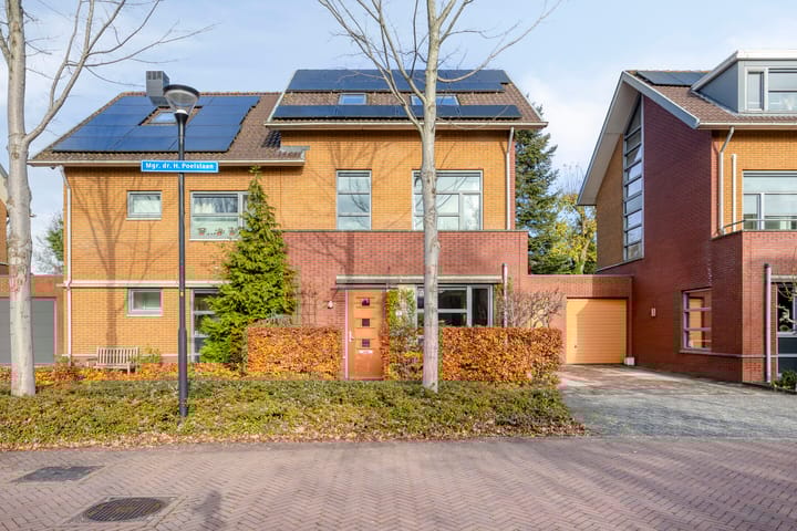 Mgr.dr. H. Poelslaan 18 in Amstelveen foto