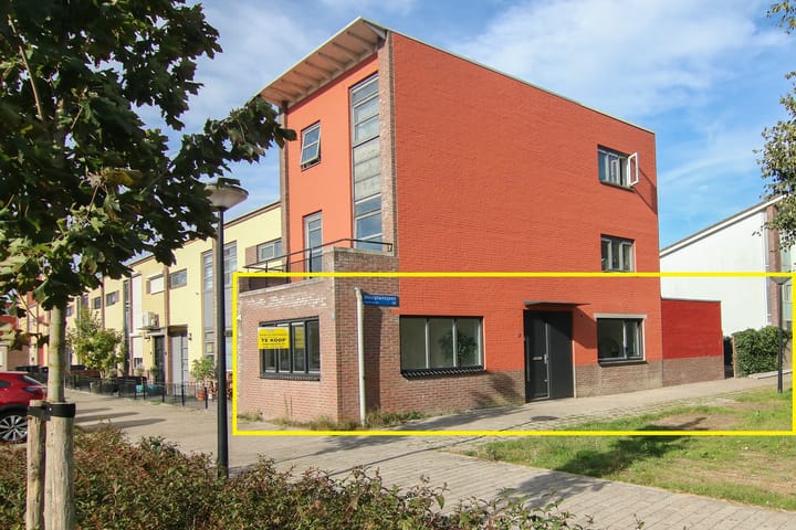 Mintplantsoen 60A in Almere foto