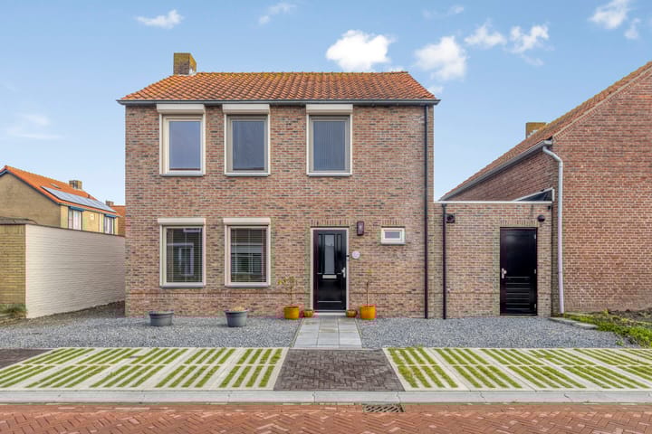 Monseigneur Luijpenstraat 1 in Hoofdplaat foto