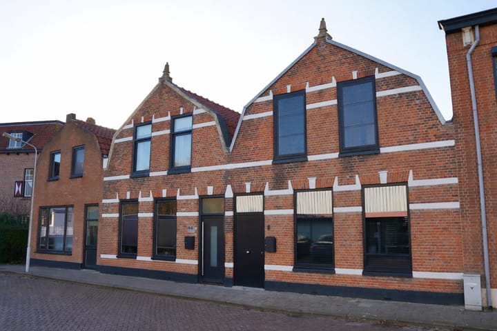 Mr. P.C. Hennequinstraat 8 in Oostburg foto