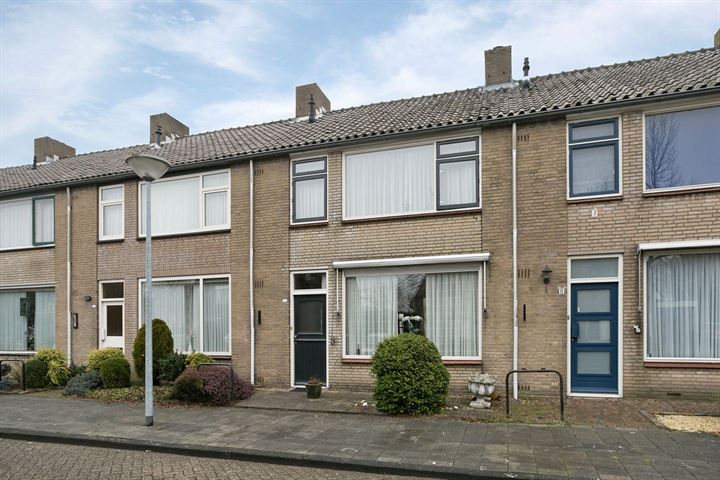 Mr. van der Brugghenstraat 9 in Waalwijk foto