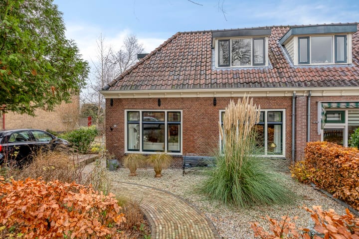 Noordeinde 114 in Roelofarendsveen foto