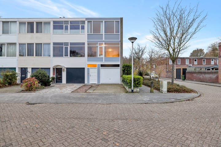 Oberonlaan 6 in Helmond foto