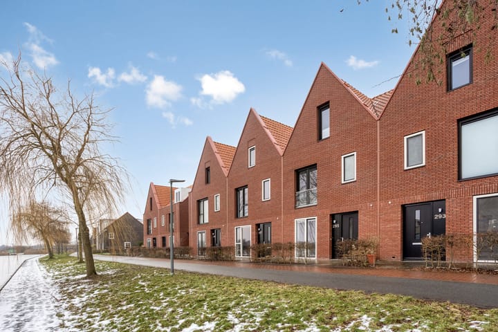 Oeverpad 295 in Meerstad