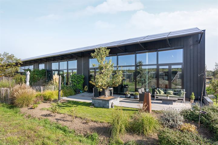 Oeverwalhof 2 in Almere foto