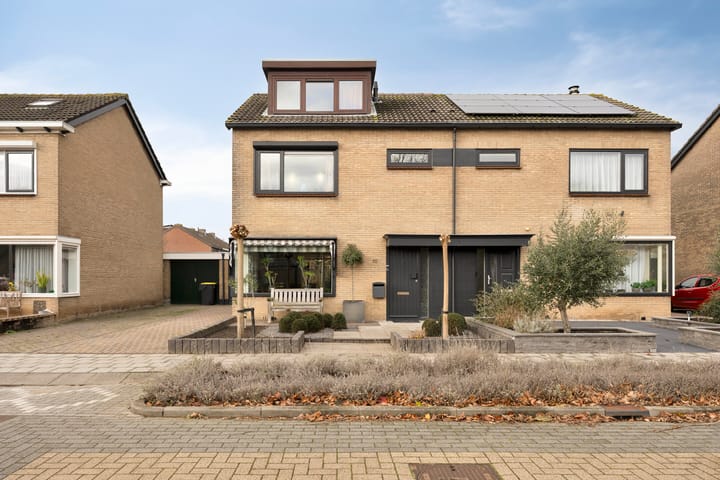 Oleanderstraat 16 in Oud-Beijerland foto