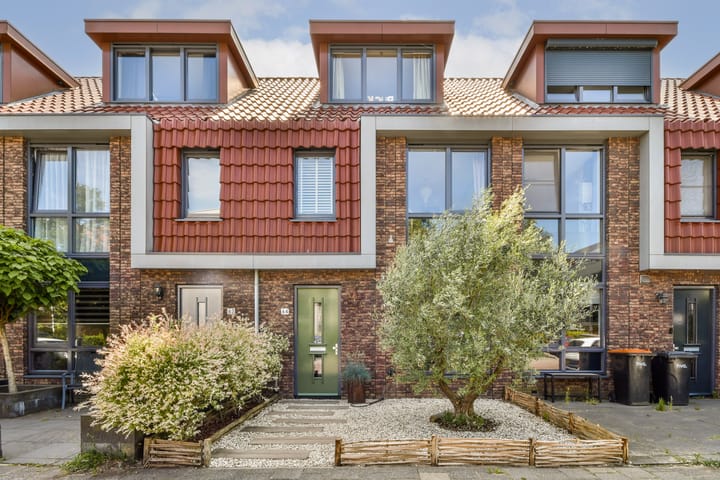 Oostertuinen 64 in Beverwijk foto