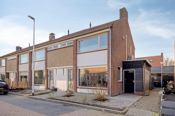 Oranjestraat 22 in Schelluinen