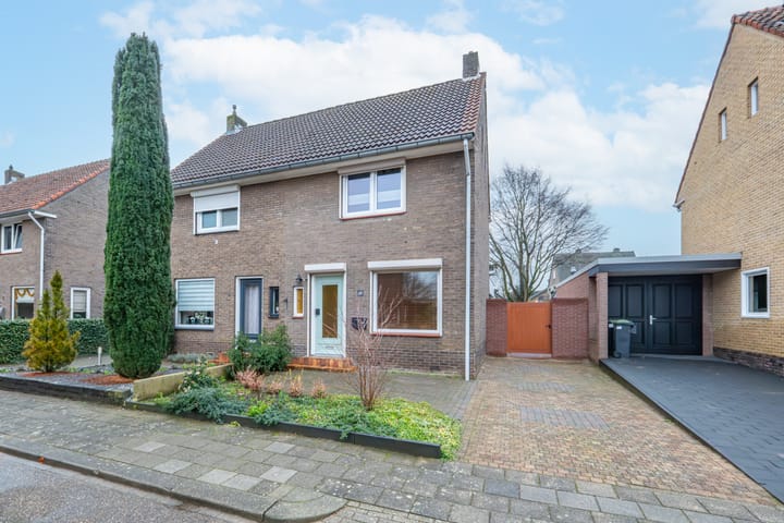 Pastoor Jacobsstraat 11 in Buchten