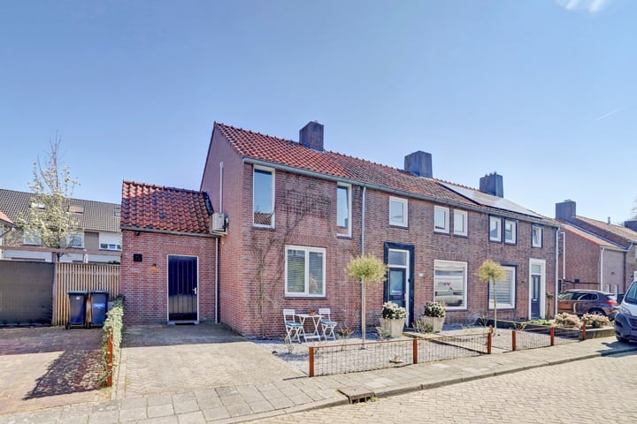 Pastoor van Akenstraat 8 in Vlijmen foto