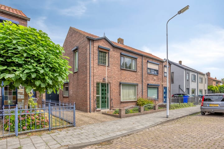 Plataanstraat 12 in Sas van Gent foto