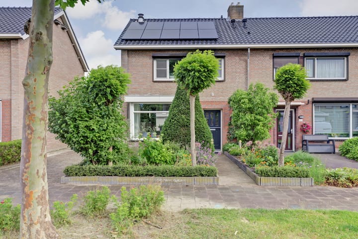 Plataanstraat 24 in Fijnaart foto