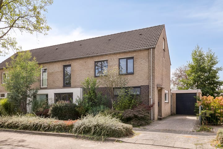 Pr. Bernhardstraat 1 in Horst foto