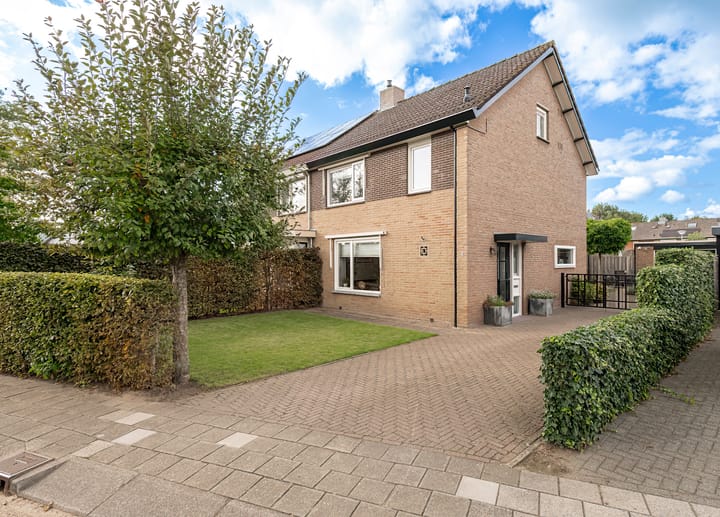 Prins Frederik Hendrikstraat 3 in Buren foto