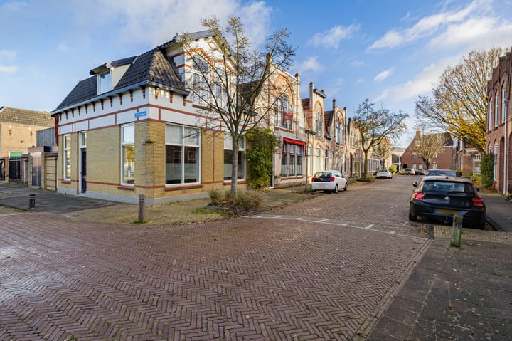 Priorstraat 2 in Sneek foto