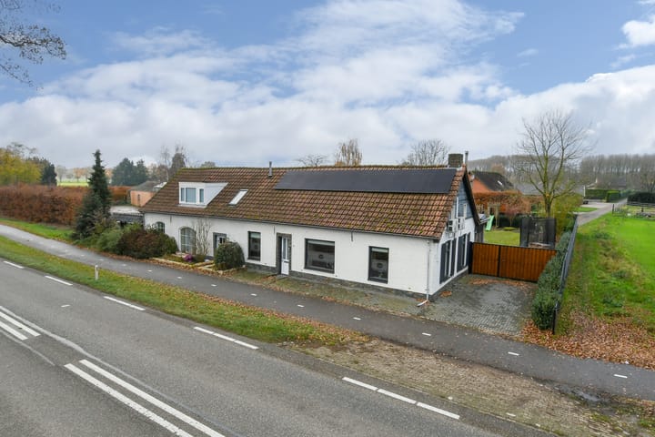 Rijksweg 11 in Kessel foto