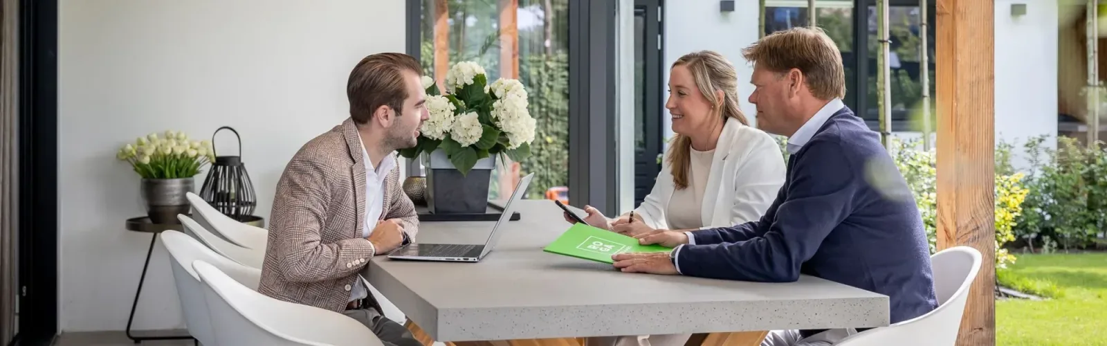 Team photo of ROGA Makelaars