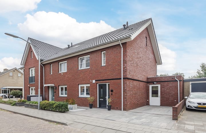 Rozenbloemstraat 26 in Made foto