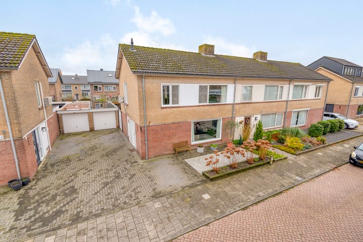 Ruimtevaartstraat 12 in Loon op Zand foto