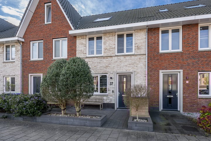 Spoorbaan 37 in Hellevoetsluis foto