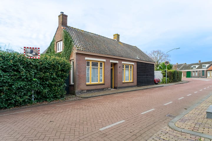 Spoorstraat 12 in Hooge Zwaluwe foto