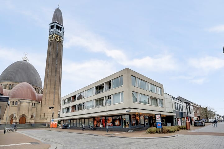 St. Jansplein 21 in Waalwijk foto