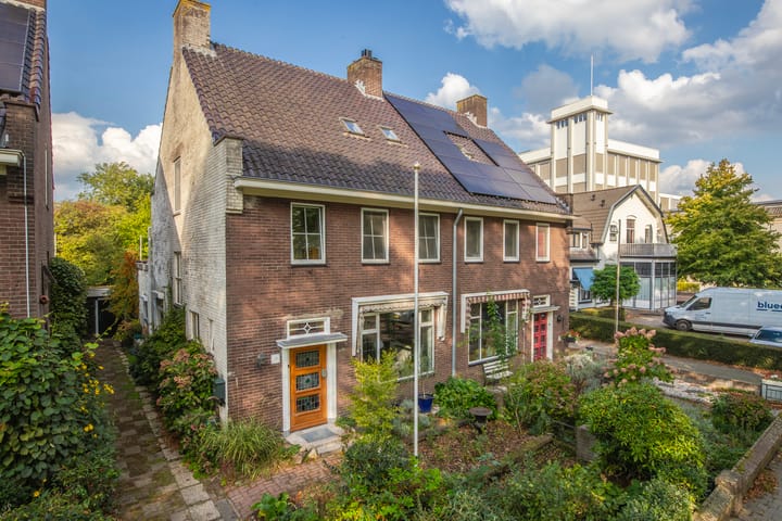 Stationsplein 18 in Zevenaar foto