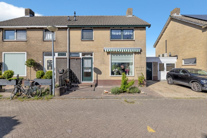 Stationsstraat 30 in Oostzaan foto