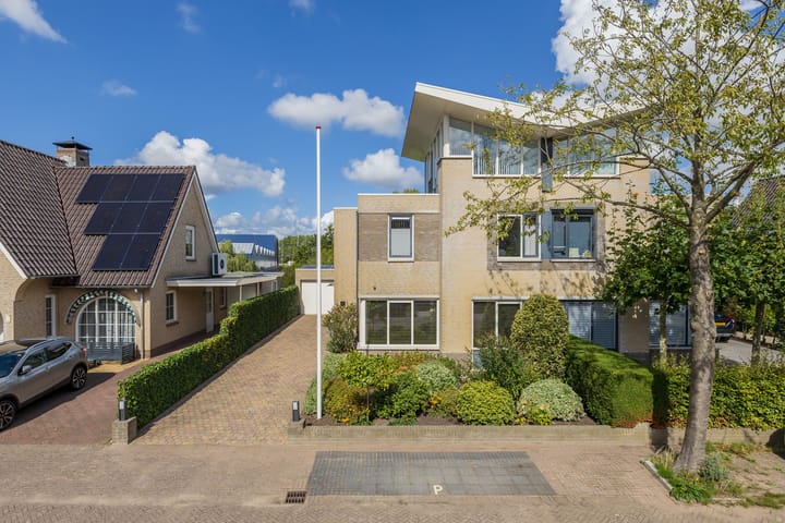 Theo van Doesburglaan 11 in Oegstgeest foto