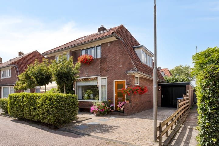 van de Veldestraat 2 in Leeuwarden foto