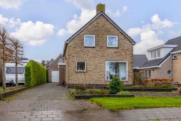 Van Voortstraat 11 in Surhuisterveen foto