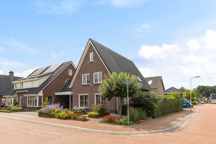 Veldbies 15 in Mariënheem foto