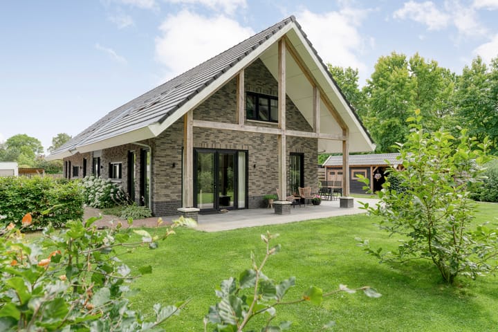 Veldhuisweg 1a in IJhorst foto