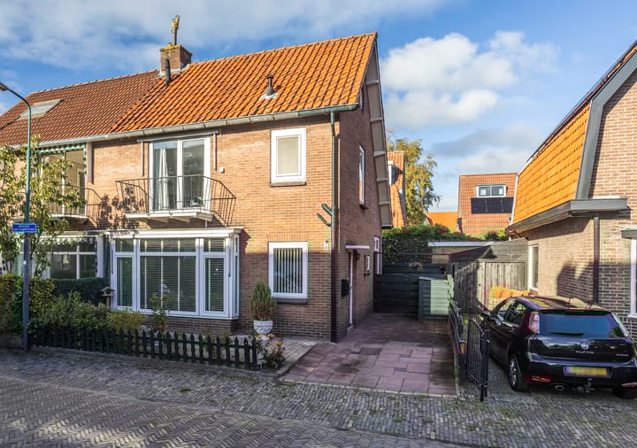 Vincent van Goghstraat 10 in Baarn foto