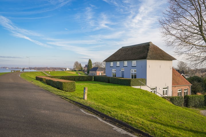 Waalbandijk 103 in Beneden-Leeuwen foto