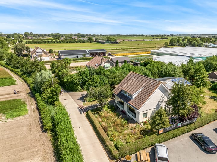 Wasbeeklaan 5 in Warmond foto