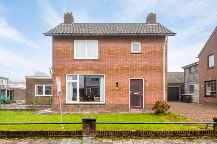 Wethouder van Beuningenstraat 8 in Winssen foto