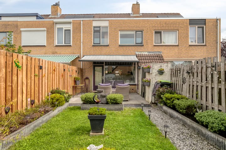 Wijngaard 48 in Spijkenisse foto