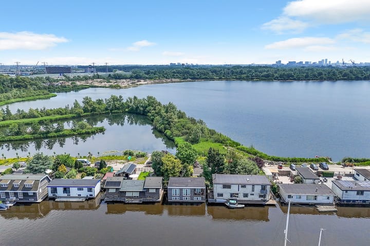 Zijkanaal H-weg 8 in Amsterdam