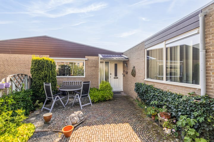 Zwaluwplein 16 in Bergschenhoek foto