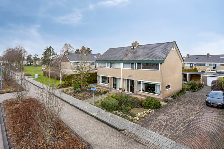 A van Voorthuijsenweg 21 in Franeker foto