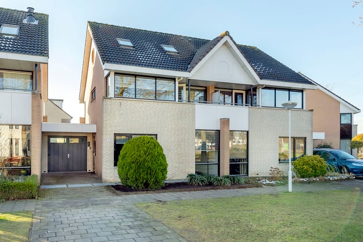 Aardheuvel 4 in Best foto