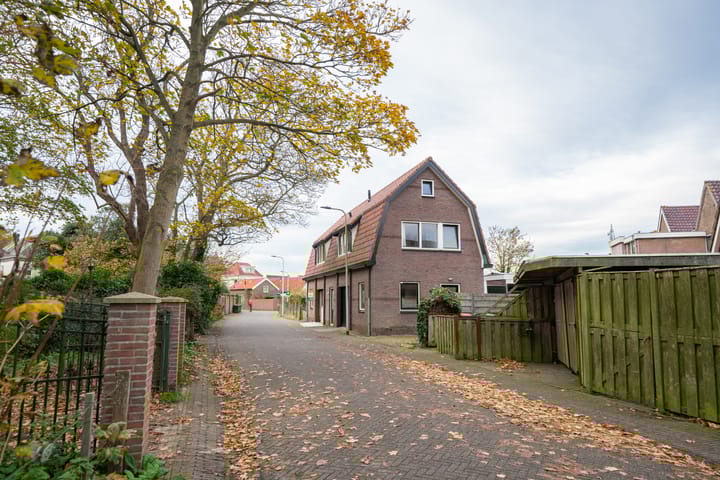 Achterom 4 in Den Burg foto